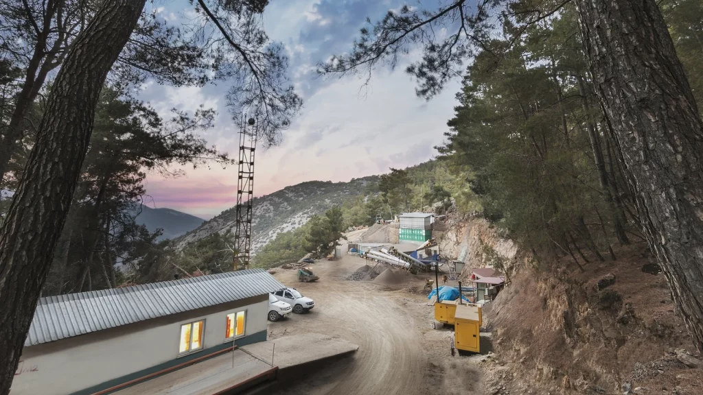 At the peaks of the Ilbir mountains lies the world's only CSARITE® mine more than 3000ft above sea level, CSARITE® IS CAREFULLY MINED by Turkish-owned Milenyum Mining, whose specialist team hand-picks each gem from deep within the mountain.